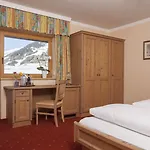 Отель Arlbergerin - Design & Tiroler Gemuetlichkeit (adults Only) Санкт-Антон-ам-Арльберг