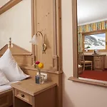 Отель Arlbergerin - Design & Tiroler Gemuetlichkeit (adults Only)